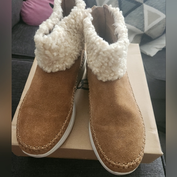 UGGS - Picture 1 of 4